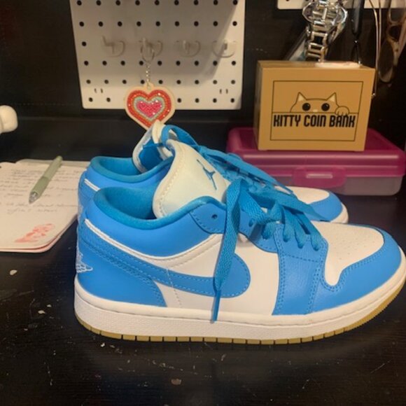 Women's Size 6 Air Jordan 1 Low Sneakers - Picture 4 of 6